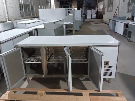 2 ~ 8°C 220-240V / 1PH / 50HZ SS304 Холодильный холодильник 3 двери Рабочий стол для хранения пищи